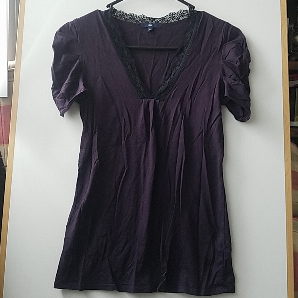 Gap purple top with black lace detail